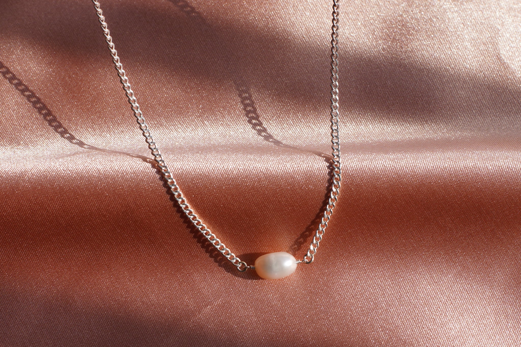 Vivi deals necklace pearl